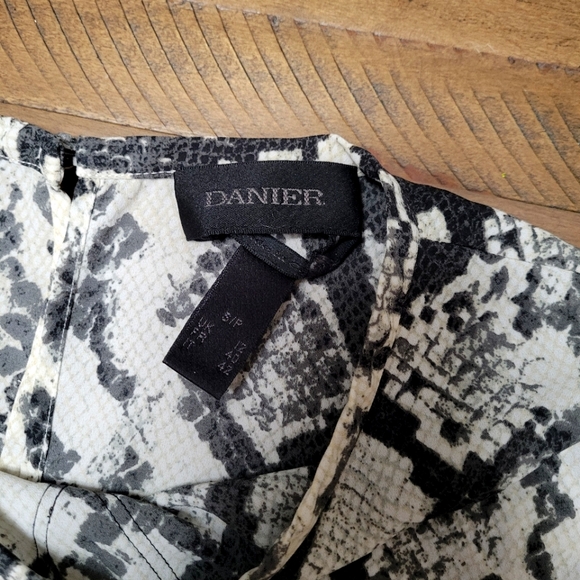 Danier T-shirt Blouse Size Small - Picture 3 of 3